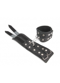 Черные широкие кожаные наручники с заклепками на карабине - Notabu - купить с доставкой в Краснодаре