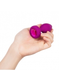 Ярко-розовая анальная вибровтулка с кристаллом Vibrating Jewel Plug S/M - 10 см. - b-Vibe