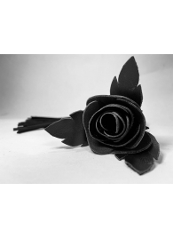 Черная замшевая плеть с лаковой розой в рукояти - 40 см. - БДСМ Арсенал - купить с доставкой в Краснодаре
