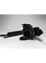 Черная кожаная плеть с лаковой розой в рукояти - 40 см. - БДСМ Арсенал - купить с доставкой в Краснодаре