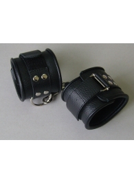 Чёрные кожаные наручники с ремешком с двумя карабинами - Sitabella - купить с доставкой в Краснодаре