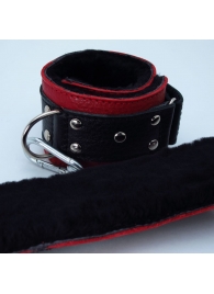 Красно-чёрные кожаные наручники с меховым подкладом - БДСМ Арсенал - купить с доставкой в Краснодаре
