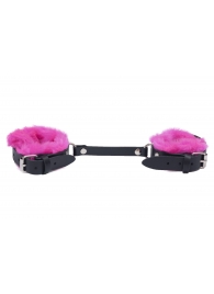 Черные базовые наручники из кожи с розовой опушкой - Лунный свет - купить с доставкой в Краснодаре