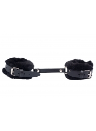 Черные базовые наручники из кожи с опушкой - Лунный свет - купить с доставкой в Краснодаре