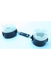 Изысканные чёрные наручники с белым кружевом - БДСМ Арсенал - купить с доставкой в Краснодаре