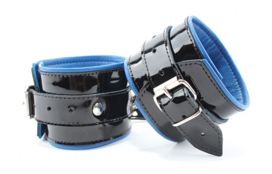 Чёрные лаковые наручники с синим подкладом - БДСМ Арсенал - купить с доставкой в Краснодаре