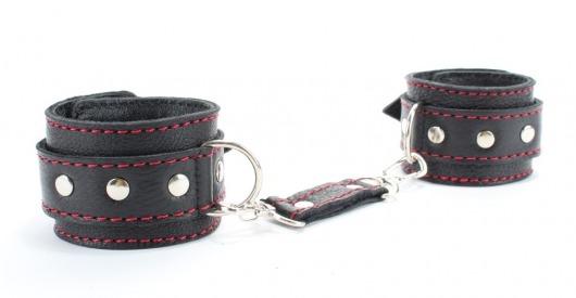 Черные наручники из натуральной кожи с красной строчкой - БДСМ Арсенал - купить с доставкой в Краснодаре