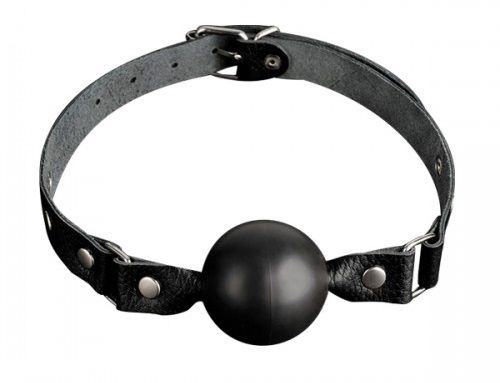 Черный кляп-шарик на регулируемом ремешке из натуральной кожи - Le Frivole - купить с доставкой в Краснодаре