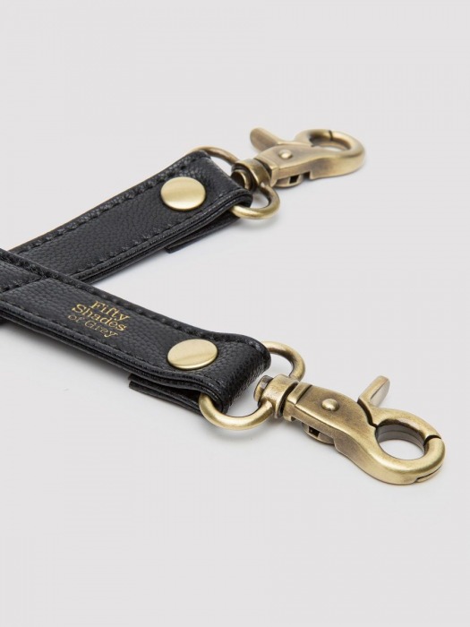 Черный фиксатор для манжет Bound to You Faux Leather Hogtie - Fifty Shades of Grey - купить с доставкой в Краснодаре