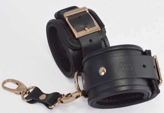 Черные кожаные наручники с золотистыми пряжками и карабином - Sitabella - купить с доставкой в Краснодаре