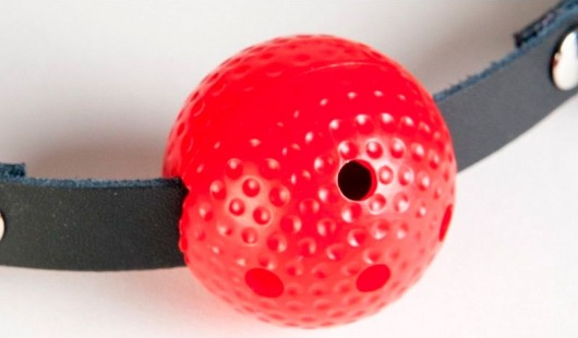 Красный пластиковый кляп-шар на чёрных кожаных ремешках - ToyFa - купить с доставкой в Краснодаре