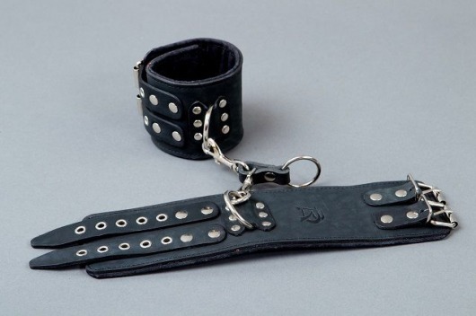 Широкие чёрные кожаные наручники - Подиум - купить с доставкой в Краснодаре