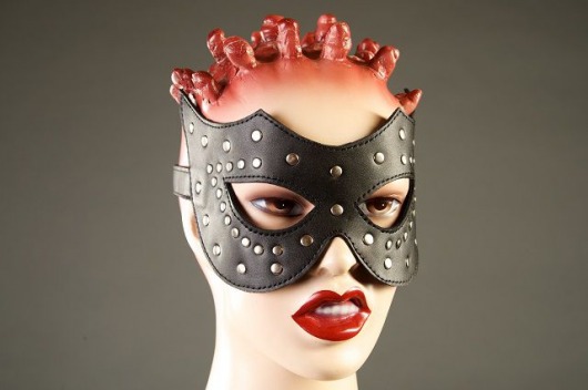 Чёрная маска с клёпками - Подиум - купить с доставкой в Краснодаре