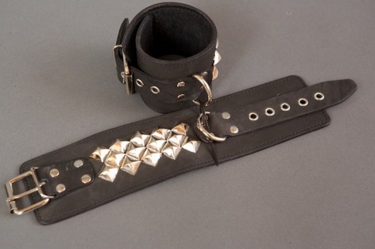 Широкие наручники с квадропуклями - Подиум - купить с доставкой в Краснодаре