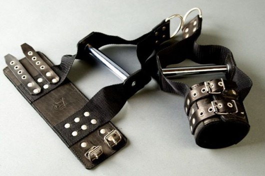 Чёрные наручники с хромированной трубкой для подвешивания - Подиум - купить с доставкой в Краснодаре