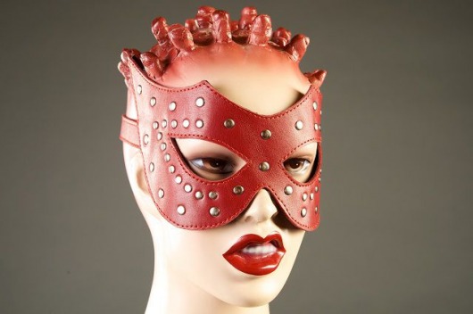 Красная кожаная маска с заклёпками - Подиум - купить с доставкой в Краснодаре