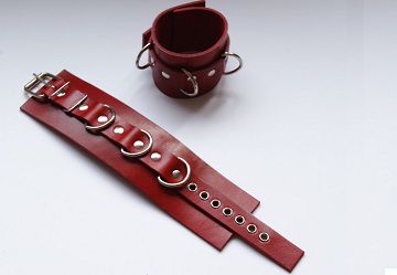 Красные не подшитые кожаные наручники - Beastly - купить с доставкой в Краснодаре