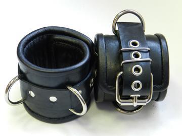 Чёрные наручники с застежкой-ремешком и 3 сварными D-кольцами - Beastly - купить с доставкой в Краснодаре