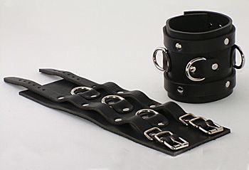 Чёрные не подшитые широкие наручник с 3 D-кольцами - Beastly - купить с доставкой в Краснодаре