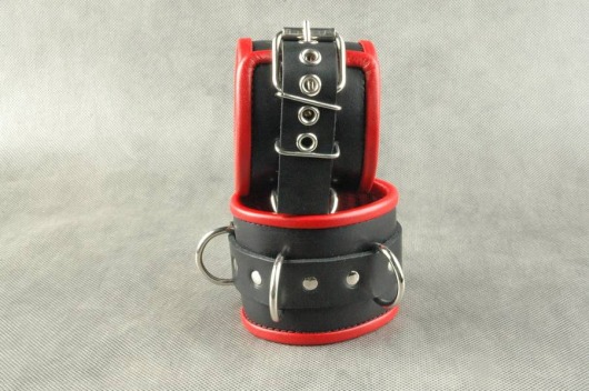 Чёрные обернутые наручники с 3 сварными D-кольцами и красным подкладом - Beastly - купить с доставкой в Краснодаре
