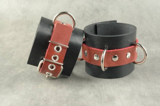 Чёрные не подшитые наручники с 3 сварными D-кольцами - Beastly - купить с доставкой в Краснодаре