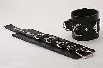 Подшитые чёрные наручники с пряжкой и 3 сварными D-кольцами - Beastly - купить с доставкой в Краснодаре