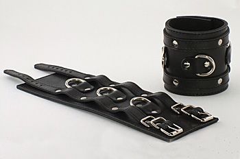 Широкие подшитые наручники с 2 ремешками и 3 сварными D-кольцами - Beastly - купить с доставкой в Краснодаре