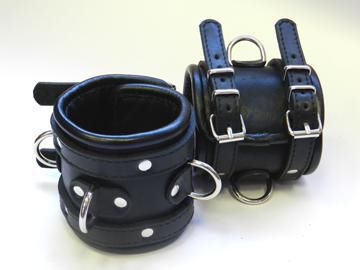 Широкие обернутые наручники из чёрной кожи - Beastly - купить с доставкой в Краснодаре