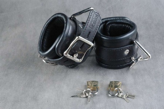 Чёрные подвёрнутые наручники из кожи - Beastly - купить с доставкой в Краснодаре