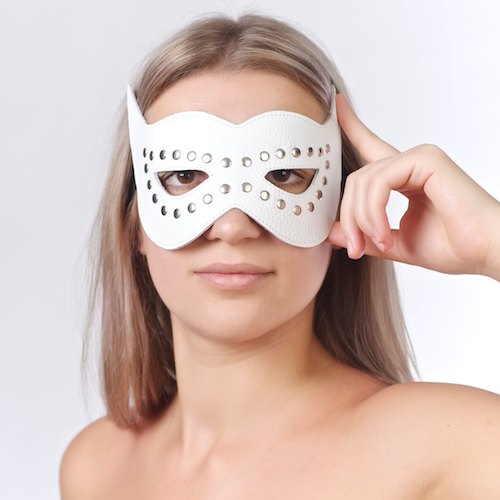 Белая маска на глаза с разрезами и заклепками - Sitabella - купить с доставкой в Краснодаре