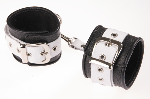 Чёрно-белые кожаные наручники с ремешком с двумя карабинами - Sitabella - купить с доставкой в Краснодаре