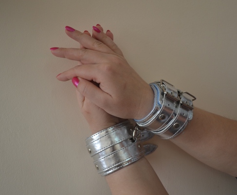 Серебристые наручники с коротким ремешком и никелированной фурнитурой - Sitabella - купить с доставкой в Краснодаре