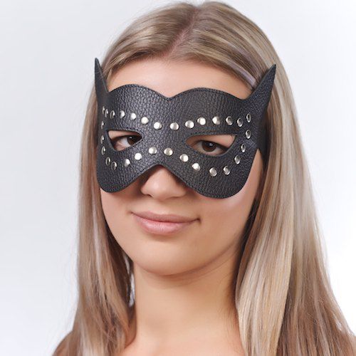 Чёрная кожаная маска с клёпками и прорезями для глаз - Sitabella - купить с доставкой в Краснодаре