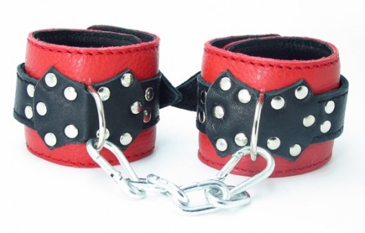 Красные наручники с чёрными проклёпанными ремешками с пряжкой - БДСМ Арсенал - купить с доставкой в Краснодаре