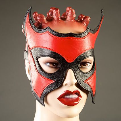 Кожаная маска-очки с красной вставкой - Подиум - купить с доставкой в Краснодаре