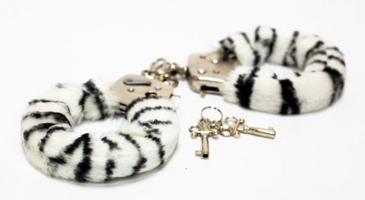 Меховые наручники с окраской под зебру - Toy Joy - купить с доставкой в Краснодаре