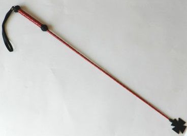 Плетеный длинный красный лаковый стек с наконечником-крестом - 85 см. - Подиум - купить с доставкой в Краснодаре
