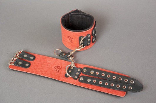 Широкие красные наручники из кожи на чёрных ремешках - Подиум - купить с доставкой в Краснодаре