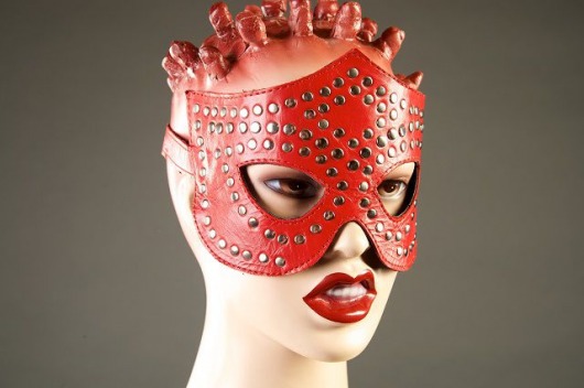 Красная маска-очки с фурнитурой в виде заклепок - Подиум - купить с доставкой в Краснодаре