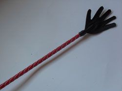 Короткий красный плетеный стек с наконечником-ладошкой - 70 см. - Подиум - купить с доставкой в Краснодаре