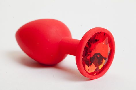 Красная силиконовая анальная пробка с красным стразом - 7,1 см. - 4sexdreaM - купить с доставкой в Краснодаре