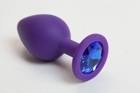 Фиолетовая силиконовая анальная пробка с голубым стразом - 8,2 см. - 4sexdreaM - купить с доставкой в Краснодаре