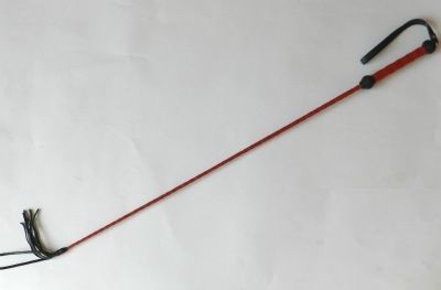 Плетеный длинный красный лаковый стек с наконечником-кисточкой - 85 см. - Подиум - купить с доставкой в Краснодаре
