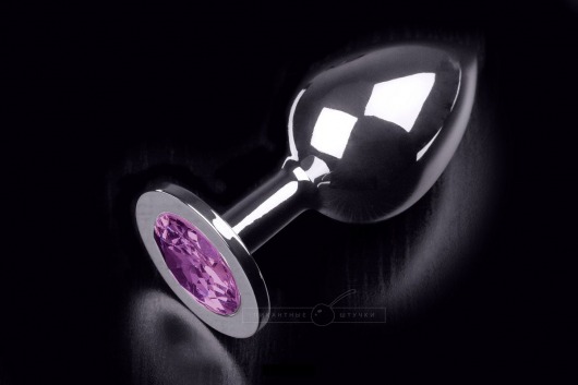 Большая серебристая анальная пробка с круглым кончиком и ярким фиолетовым кристаллом - 9 см. - Пикантные штучки - купить с доставкой в Краснодаре