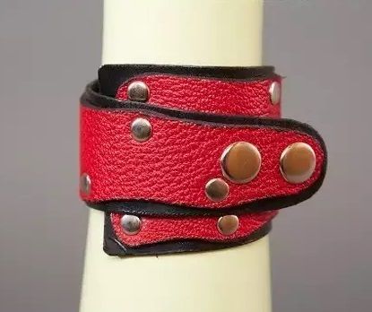Красно-чёрный кожаный браслет «Треугольник» - Подиум - купить с доставкой в Краснодаре