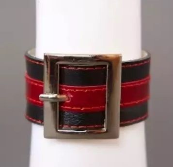 Чёрно-красный браслет с квадратной пряжкой - Подиум - купить с доставкой в Краснодаре