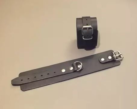 Широкие кожаные наручники универсального размера - Подиум - купить с доставкой в Краснодаре