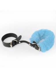 Черные кожаные наручники со съемной голубой опушкой - Sitabella - купить с доставкой в Краснодаре