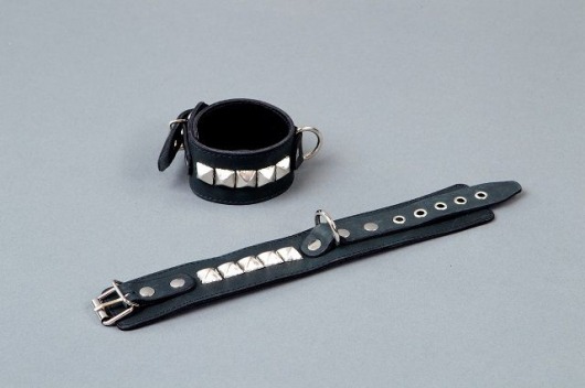 Чёрные кожаные наручники с металлическими квадропуклями - Подиум - купить с доставкой в Краснодаре