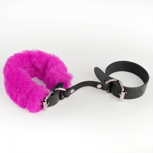 Черные кожаные наручники со съемной ярко-розовой опушкой - Sitabella - купить с доставкой в Краснодаре